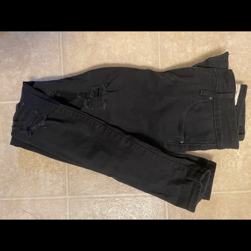 721 High Rise Ripped Levis Premiums - Picture 3 of 3